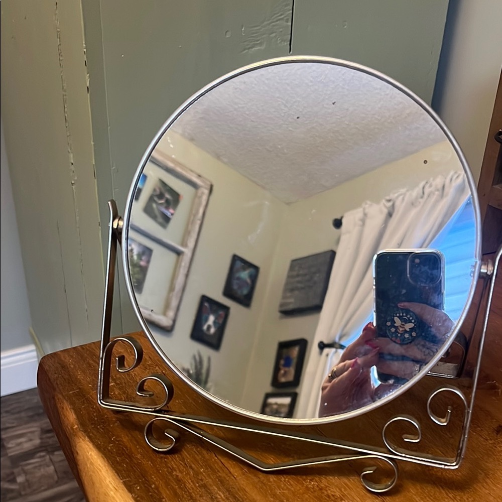 Elegant Vintage Round Vanity Mirror with Metal Stand